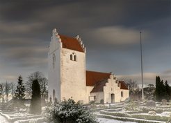 Tuse Kirke med sne